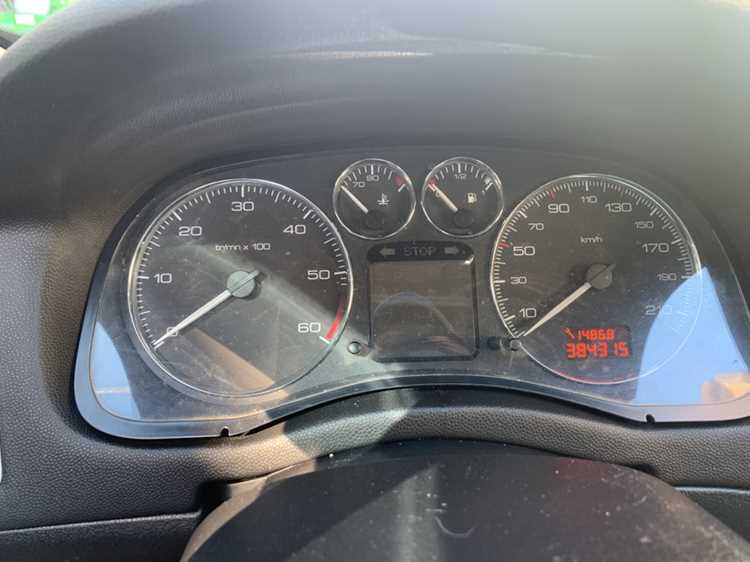 Определение типа панели приборов и дисплея в Peugeot 307