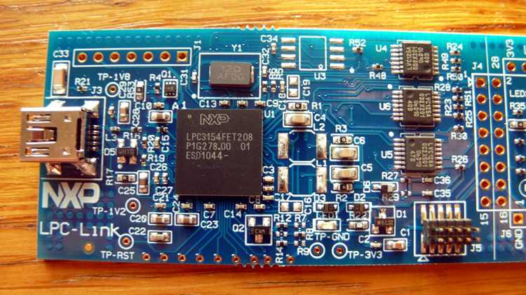 undefinedLPC Interface Controller</strong> – это контроллер, обеспечивающий связь между центральным процессором и низкоскоростными периферийными устройствами. Интерфейс LPC (Low Pin Count) был разработан компанией Intel для замены устаревшей шины ISA, сохранив при этом совместимость с базовыми системными компонентами. Через него подключаются устройства, не требующие высокой пропускной способности: BIOS, TPM, Super I/O, контроллеры клавиатуры и питания.»></p>
<p>Работа LPC-контроллера основана на последовательной передаче данных по четырем основным линиям: LCLK (тактовый сигнал), LFRAME# (управление кадром), LRESET# (сброс) и LAD[3:0] (данные и команды). Такая структура минимизирует количество контактов на материнской плате и упрощает разводку схемы, что особенно важно в компактных системах и встраиваемых решениях.</p>
<p><img decoding=
