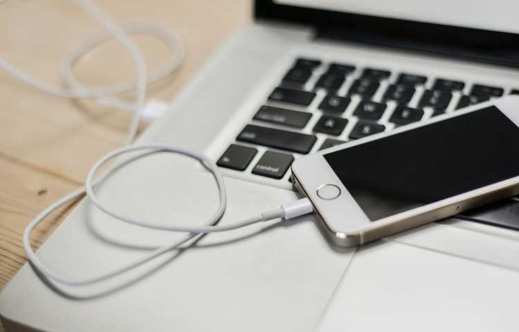 При успешном подключении iPhone появляется в списке устройств iTunes или Finder. Здесь можно управлять резервными копиями, обновлениями и переносом данных. Для ускорения обмена файлами рекомендуется использовать прямое подключение без USB-хабов и отключить параллельное синхронизированное резервное копирование облачных сервисов, таких как iCloud.