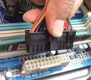 Подключение основного 24-контактного разъема питания ATX