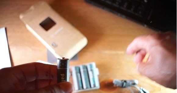 Альтернативным методом является использование портативных Power Bank, которые поддерживают стабилизированное напряжение 5 В. Для этого требуется кабель с совместимым разъёмом (Micro-USB, USB-C или фирменный адаптер). Важно убедиться, что Power Bank способен выдавать ток не менее 0,5 А, иначе процесс зарядки будет слишком медленным и неэффективным.